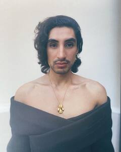 दाढ़ी-मूंछों के साथ बॉडीकोन ड्रेस पहने, सोनम कपूर के साथ खड़ा ये शख्स कोई आम इंसान नहीं बल्कि...