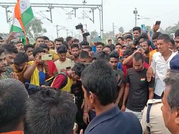 अग्‍निपथ स्‍कीम के विरोध में सहरसा शहर की सड़कों पर पहले छात्र ने प्रदर्शन किया, इसके बाद स्टेशन के समीप रेलवे ट्रैक को भी जाम कर दिया है,  जिस कारण सहरसा से दिल्ली जाने वाली वैशाली एक्सप्रेस और सहरसा से पटना जाने वाली राज्यरानी सुपरस्टार एक्सप्रेस नही खुल सकी.