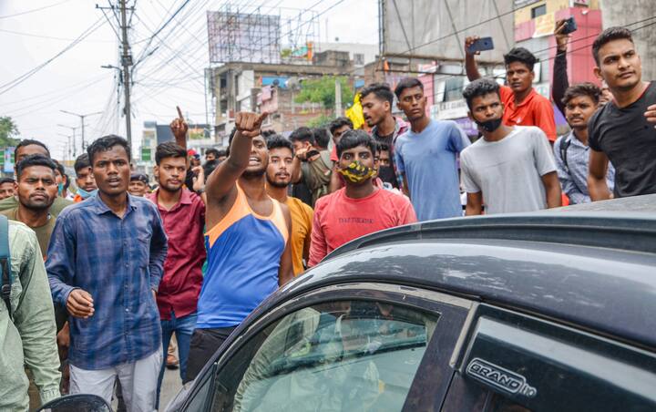উত্তরপ্রদেশ, বিহার, হরিয়ানা থেকে বিশাল সংখ্যক যুবক-যুবতী ভারতীয় সেনায় যোগ দেন। সেই কারণে তাঁরা যে যাঁর মতো করে প্রস্তুতিও নেন। এদিন আরও নানা রাজ্যে বিক্ষোভ হলেও বিহারে সব সীমা পেরিয়ে গিয়েছে। ছবি: পিটিআই