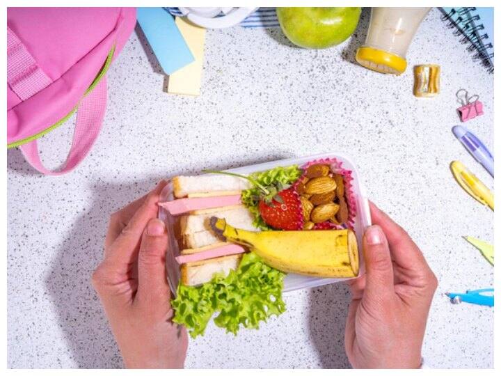 बचे हुए खाने का क्‍या करें: अगर आपके बच्चे की प्लेट में खाना बच जाए तो उसे फेंके नहीं बल्कि चाइल्‍ड.फ्रेंडली कंटेनर में रख दें. क्योंकि बच्चे की भूख बहुत छोटी होती है आप उसे कुछ देर बाद वही फूड गर्म करके ऑफर कर सकते हैं. बस ध्यान रहे कि ज्यादा देर का खाना ना हो.