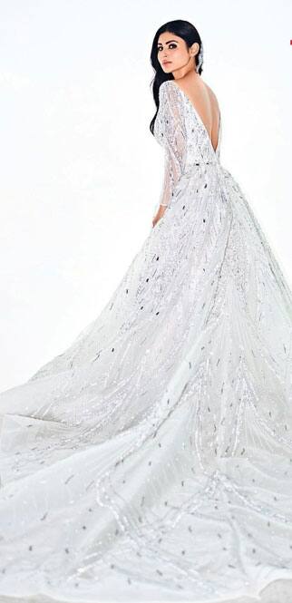 छोटे पर्दे से लेकर बड़े पर्दे तक अपने हुस्न के जलवे बिखेरने वाली एक्ट्रेस मौनी रॉय (Mouni Roy) सोशल मीडिया पर छाई रहती हैं. अपनी फोटो वीडियो शेयर कर वो फैंस की धड़कने बढ़ाती रहती हैं.