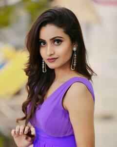 Deepika Pilli: పొట్టి ఫ్రాక్‌లో దీపికా పిల్లి, ఎంత ముద్దుగా ఉందో