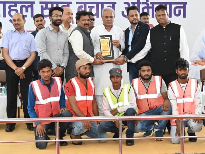 Chhattisgarh CM Bhupesh Baghel honor rescue operation team of Rahul Sahu  CM especially mention Azrul Haque ann Chhattisgarh: जानिए कौन हैं राहुल को मौत के मुंह से निकालने वाले अजरूल? बच्चे को बचाने के लिए लगा दी थी जान की बाजी