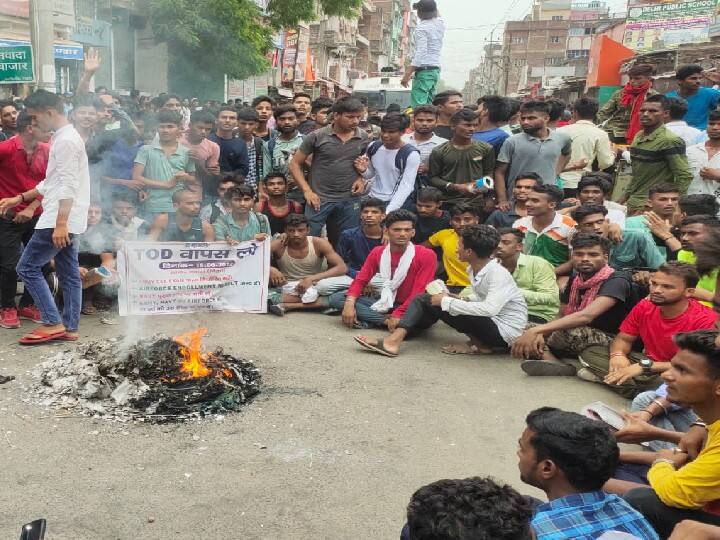 Protest On Agnipath Scheme in Bihar: सेना भर्ती के लिए केंद्र सरकार की अग्‍निपथ स्‍कीम के खिलाफ बिहार में छात्रों का विरोध-प्रदर्शन गुरुवार को दूसरे दिन भी जारी है. जहानाबाद, बक्‍सर, नवादा, सहरसा व अन्‍य में छात्र केंद्र सरकार के खिलाफ जमकर प्रदर्शन कर रहे हैं. जहानाबाद में उग्र छात्रों पर पुलिस ने हल्‍क बल प्रयोग भी किया. बक्‍सर में छात्रों ने सुविधा एक्‍सप्रेस पर पथराव भी किया. नवादा में रोड जामकर प्रदर्शन करते छात्र. देखें तस्‍वीरें…