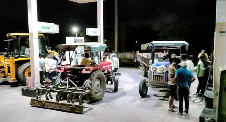 Amid rumors of shortage of petrol-diesel, a long line of farmers lined up in this area of Gujarat to fill up petrol-diesel પેટ્રોલ-ડીઝલની અછતની અફવા વચ્ચે ગુજરાતના આ વિસ્તારમાં ડીઝલ ભરાવા ખેડૂતોની લાંબી લાઈન લાગી