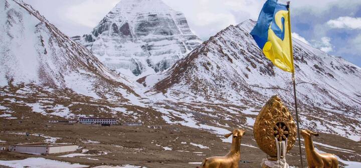 उत्तराखंड के खूबसूरत जिले पिथौरागढ़ के सीमांत इलाके धारचूला से इस यात्रा की शुरुआत होती है. सड़क के रास्ते से आप धारचूला से तवाघाट पहुंचते हैं और यहीं से आदि कैलाश के लिए ट्रैकिंग की शुरुआत हो जाती है. थोड़ा ही सफर करने के बाद आपको नेपाल के अपि पर्वत की झलक दिखने लगती है. इस यात्रा का असली रोमांच शुरू होता है उस वक्त जब आप छियालेख चोटी पर पहुंचते हैं.