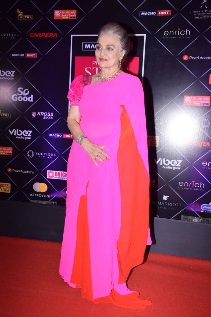 Style Icons Awards  में रेड कारपेट में बॉलीवुड एक्ट्रेस आशा पारेख का लुक छा गया. पिंक और लाल रंग की साड़ी में आशा जी खूबसूरत लग रही थीं.