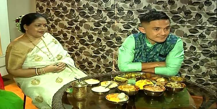 indian football team captain sunil chhetri celebrating jamaisasthi at subrata bhattacharyas house Sunil Chetri: শ্বশুরবাড়িতে আদরে-সমাদরে বরণ, রাজকীয় জামাইষষ্ঠী পালন সুনীলের