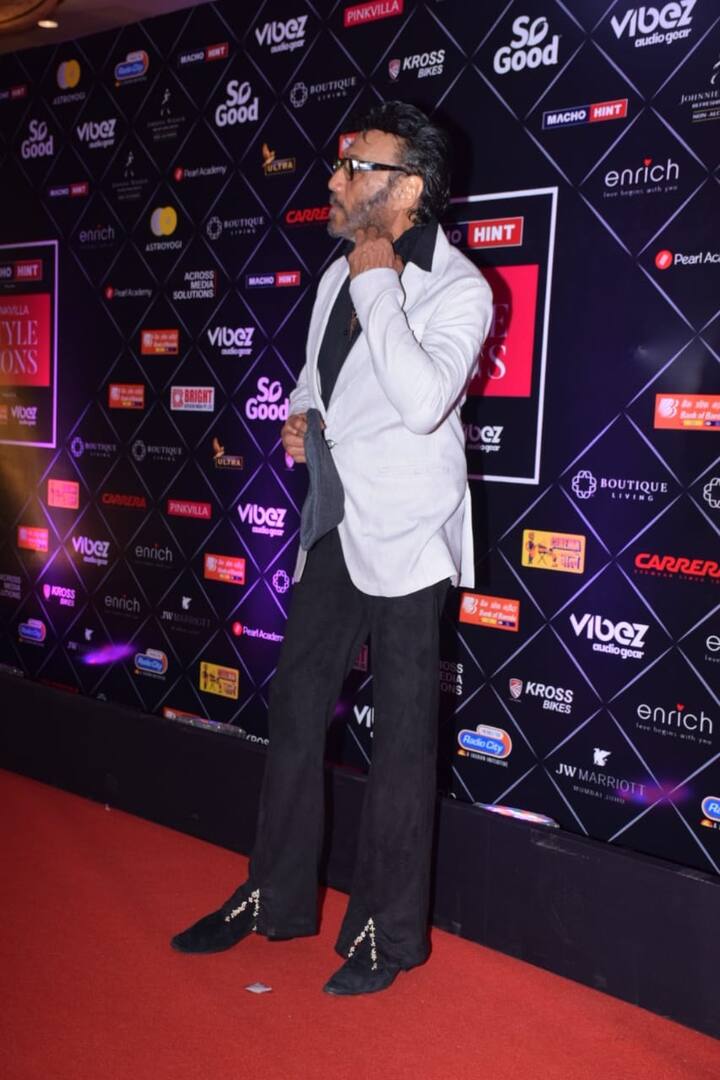 जैकी दादा का Style Icons Awards अवॉर्ड्स में मस्त लुक देखने को मिला.दादा ने सेफद रंग के कोट के साथ ब्लैक शर्ट और ब्लैक  बैलबॉटम पैंट्स पहनी थी.