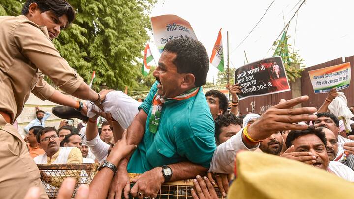 রাহুল গান্ধীকে লাগাতার ইডি’র জেরার মধ্যেই বৃহস্পতিবার দেশজুড়ে বিক্ষোভ-আন্দোলনে নেমেছে কংগ্রেস। উত্তরপ্রদেশের লখনউতে বিক্ষোভ আন্দোলনে ডাক দেয় হাতশিবির। ছবি: পিটিআই