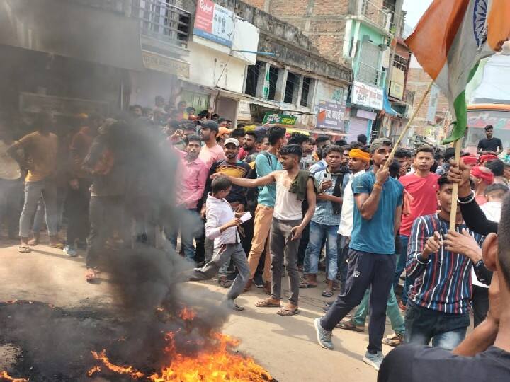 बक्‍सर में छात्रों ने रेलवे ट्रैक के साथ-साथ शहर में भी प्रदर्शन किया. इस दौरान छात्र सरकार से नई भर्ती स्‍कीम वापस लेने की मांग करते दिखे.