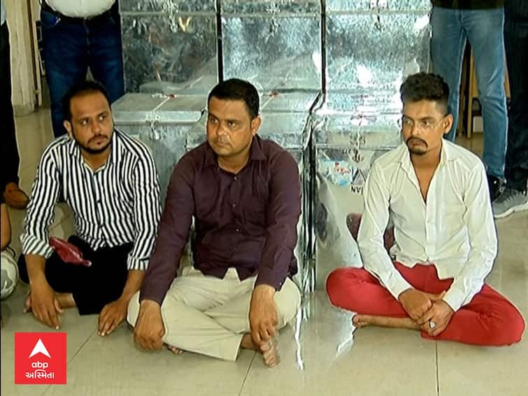 SOG Crime Branch arrests four accused in Ahmedabad for selling illegal cough syrup AHMEDABAD : SOG ક્રાઈમ બ્રાંચે કફ સિરપના જથ્થા સાથે ચાર આરોપીઓની ધરપકડ કરી