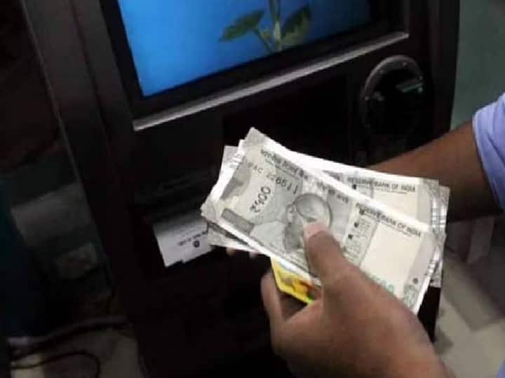 Nagpur: Man Gets 5 Times Extra Cash From ATM, Hundreds Throng The Kiosk To Withdraw Money Viral News: ৫০০ টাকা তুলতে গিয়ে হাতে এল ২৫০০! খবর ছড়াতেই লম্বা লাইন
