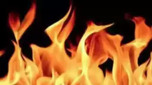 Lucknow: सेल्स टैक्स दफ्तर की पार्किंग में लगी आग, लोगों ने दमकल विभाग को दी सूचना। HINDI NEWS