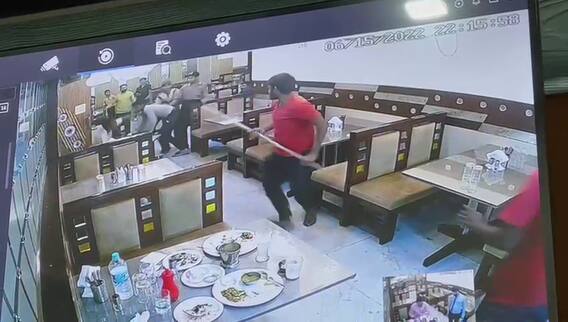 Valsad : હોટલમાં થઈ લાકડીવાળી, ઘટના સીસીટીવીમાં કેદ