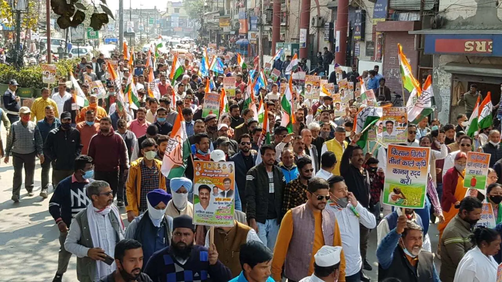 Dehradun: Congress कार्यकर्ताओं का प्रदर्शन, राजभवन के तरफ कर रहे कूच