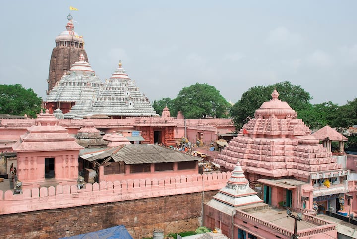 আষাঢ় মানেই রথযাত্রা। বারো মাসে তেরো পার্বণের এক পার্বণ। রথযাত্রার চূড়ান্ত প্রস্তুতি শুরু হয়ে যায় স্নানযাত্রার দিন।