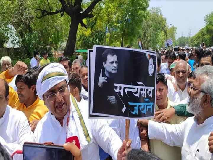 Congress Protest: पार्टी मुख्यालय में पुलिस के घुसने के विरोध में सड़क पर उतरे कार्यकर्ता, दिल्ली कांग्रेस का प्रोटेस्ट