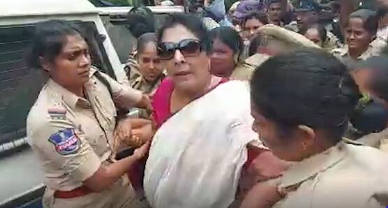 Renuka Chowdhury on SI Issue : నన్ను తోసేశారు పడిపోకుండా పట్టుకున్నా | ABP Desam