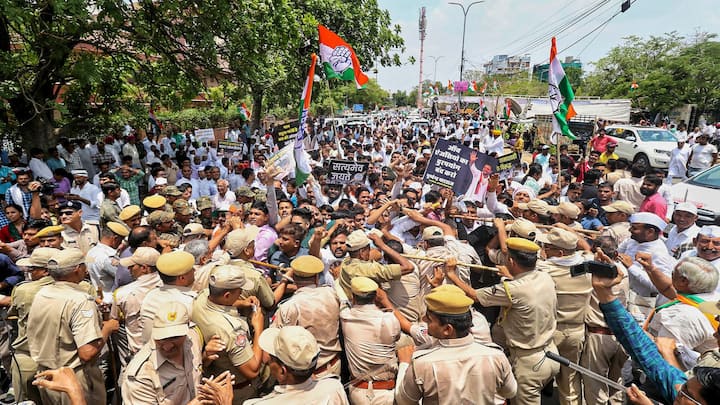 ন্যাশনাল হেরাল্ড মামলায় ইডির জিজ্ঞাসাবাদের মুখোমুখি রাহুল গান্ধী। টানা কয়েকদিন ধরে দফায় দফায় ঘণ্টার পর ঘণ্টা জিজ্ঞাসাবাদ। তা নিয়ে প্রথম দিনে থেকেই রাস্তায় নেমেছে কংগ্রেস। বৃহস্পতিবারও দেশজুড়ে বিক্ষোভ কর্মসূচি পালন করল কংগ্রেস। ছবি: পিটিআই