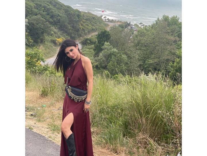 मौनी रॉय (Mouni Roy) जल्द ही फिल्म 'ब्रह्मास्त्र' में नजर आएंगी. इस फिल्म में उनका नेगेटिव रोल देखने को मिलेगा. ट्रेलर के बाद से मौनी के लुक की जमकर तारीफ हो रही है.