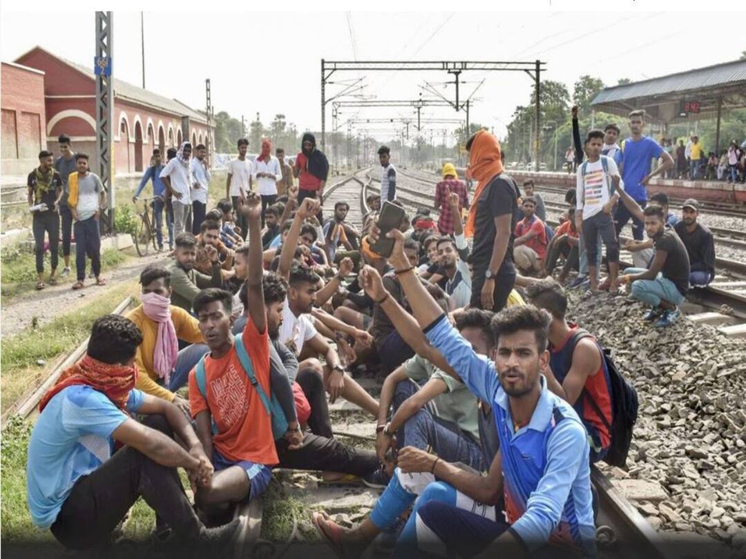 Agnipath Scheme Protest: అగ్గిరాజేస్తున్న అగ్నిపథ్ పథకం, బిహార్లో తీవ్రస్థాయి నిరనసలు Agnipath Scheme Violent Protests In Bihar Police Tear Gas Fired Agnipath Scheme Protest: అగ్గిరాజేస్తున్న అగ్నిపథ్ పథకం, బిహార్లో తీవ్రస్థాయి నిరనసలు