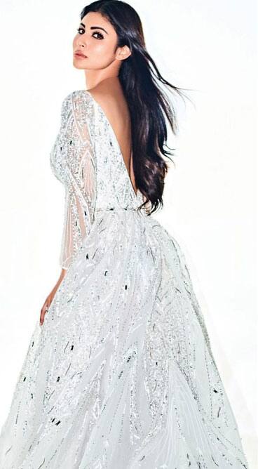 मौनी रॉय (Mouni Roy) एक बार फिर से व्हाइट बैकलेस गाउन में बिजलियां गिराती नजर आ रही हैं. खुले बाल और गजब के पोज के साथ मौनी कयामत ढा रही हैं.