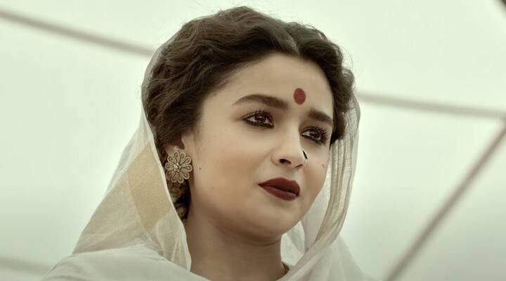 फिल्म गंगूबाई काठियावाड़ी (Gangubai Kathiawadi) में आलिया भट्ट (Alia Bhatt) भी नेगेटिव रोल में दिखीं. इस फिल्म में उन्होंने एक माफिया क्वीन का रोल अदा किया.