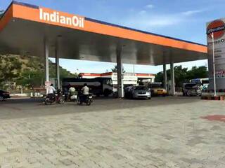 50 ரூபாய்க்கு மட்டுமே பெட்ரோல் போடப்படும்; தேனியில் பெட்ரோலுக்கு தட்டுப்பாடு - வாகன ஓட்டிகள் சிரமம்