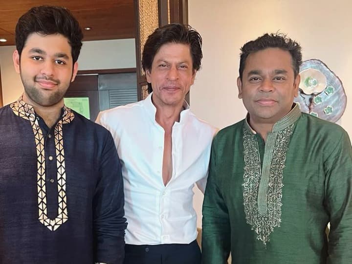 Shah Rukh Khan poses for pic with AR Rahman fans are reminded of Dil Se Shah Rukh Khan और AR Rahman को तस्वीर में साथ देख फैंस को याद आए पुराने दिन, कहा- 'एलेक्सा, प्ले दिल से रे'