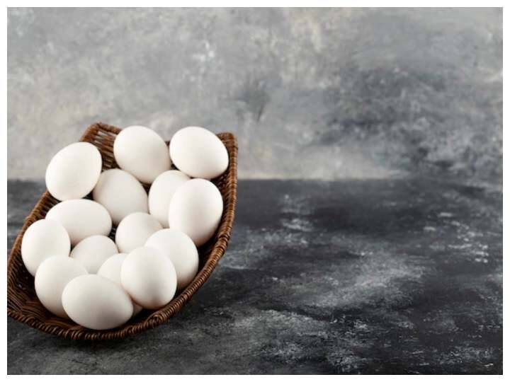 पोषक तत्व: अंडों के छिलकों में भी पर्याप्त मात्रा में कैल्श्यिम, पोटेशियम और थोड़ी मात्रा में फास्फोरस, मैगनीशियम व सोडियम पाया जाता है. ऐसे में अगर आप अंडा उबालते हैं तो उनके ये गुण पानी में भी मिल जाते हैं. ये सभी तत्व पौधों के लिए काफी फायदेमंद होता है. पौधों को अपनी कोशिकाओं के विकास के लिए इन सारे तत्वों की जरूरत होती है.
