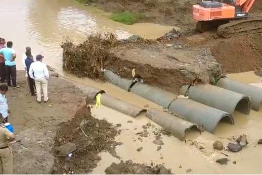 In Buldhana district, torrential rains washed away the bridge over Bhogawati river for the second time Buldana Rain : बुलढाणा जिल्ह्यात मुसळधार पाऊस, भोगावती नदीवरचा पूल दुसऱ्यांदा गेला वाहून, वाहतूक ठप्प