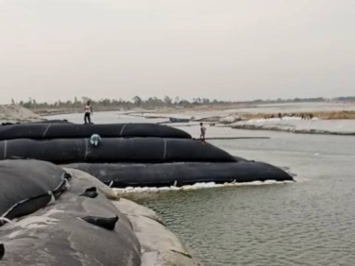 Unnao News: उन्नाव में बाढ़ से निपटने की तैयारी तेज, गंगा का कटान रोकने के लिए लगाए जा रहे हैं जिओ बैग UP news Jio bags are being installed to stop the erosion of Ganga in unnao ann Unnao News: उन्नाव में बाढ़ से निपटने की तैयारी तेज, गंगा का कटान रोकने के लिए लगाए जा रहे हैं जिओ बैग