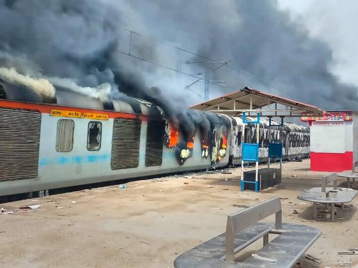 बिहार (Bihar) के लखीसराय (Lakhisarai) में प्रदर्शनकारी अभ्यर्थियों के गुस्से का शिकार बनी रेलवे (Indian Railway) की एक ट्रेन