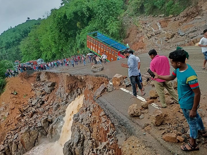 North East Floods several places of Assam Tripura waterlogged North East Floods: একটানা ভারী বৃষ্টিতে বন্যা পরিস্থিতি, জায়গায় জায়গায় ধস, অসমে মৃত বেড়ে ৫৫, নিখোঁজ-মৃত্যু ত্রিপুরাতেও