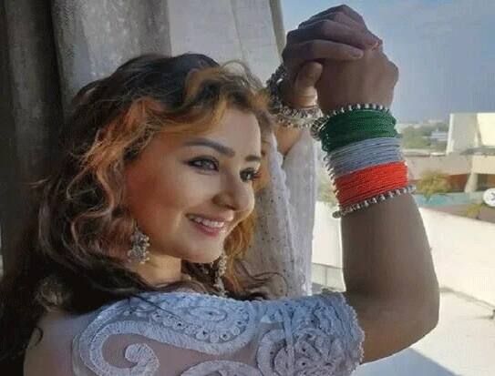 તમે 'ભાબી જી ઘર પર હૈં'ની 'અંગૂરી ભાભી' એટલે કે શિલ્પા શિંદેથી સારી રીતે પરિચિત છો. લોકો આજે પણ શિલ્પાને અંગૂરી ભાભીના નામથી બોલાવે છે, પરંતુ થોડા વર્ષો પહેલા શિલ્પાએ અચાનક જ આ શોને અલવિદા કહી દીધું હતું.