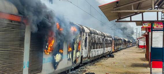 कहीं धू-धू कर जली ट्रेनें, कहीं पत्थरबाजी... तस्वीरों में देखें कैसे ‘अग्निपथ’ पर देशभर में हुआ उपद्रव