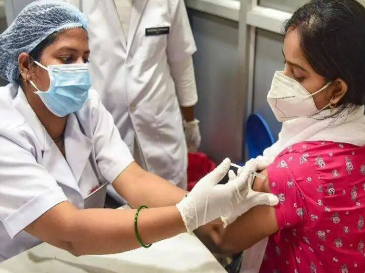 people getting booster dose in large number after covid 19 case increase in india Corona in India: દેશમાં કોરોનાના કેસ વધતા બૂસ્ટર ડોઝ લેનારાની સંખ્યામાં થયો વધારો