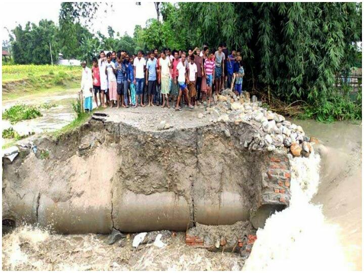 Assam Flood: असम में भारी बारिश से आई बाढ़ में बह गई सड़क, उदलगुरी जिले से टूटा संपर्क