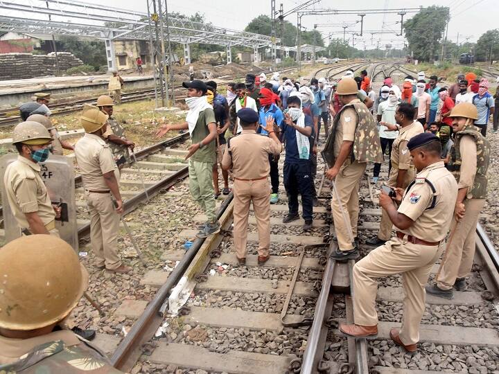 The aspirants came to the streets against the scheme as the scheme allows 17-23 year olds to join Defence services for four years (Photo: PTI).