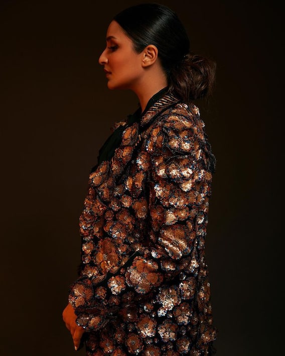 Parineeti Chopra Photos: बॉस लेडी लुक और ग्लैम अदाओं से सबको इम्प्रेस कर रही हैं परिणीति चोपड़ा