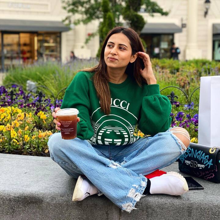 हाल ही में उन्होंने अपने इंस्टाग्राम अकाउंट पर कैजुअल लुक की कुछ तस्वीरें शेयर की हैं. जोकि काफी वायरल हो रही हैं.