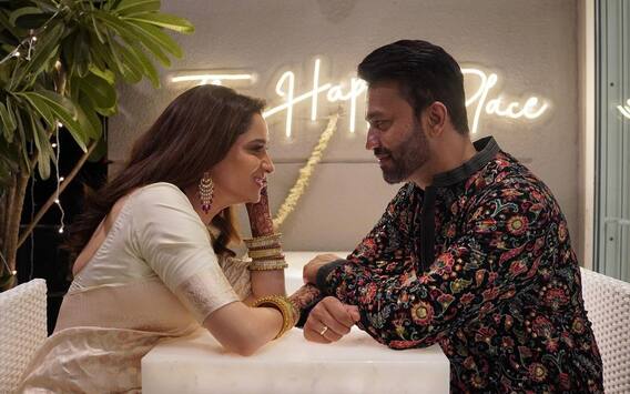 Ankita Lokhande ने पति Vicky Jain संग शेयर की रोमांटिक फोटो, एक-दूसरे की आंखों में डूबे आए नजर