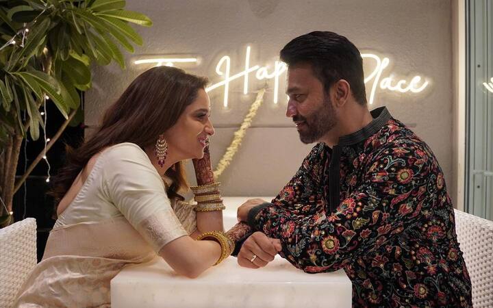 अंकिता लोखंडे और विक्की जैन अपने नए घर की बालकनी में बैठ एक-दूसरे के संग क्वालिटी टाइम स्पेंड करते हुए दिखाई दे रहे हैं.