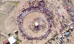 Photo : 'भिडे आसमंती, ध्वजा वैष्णवांची! सिन्नरच्या अंगणात वारकऱ्यांचा डोळे दिपवणारा रिंगण सोहळा, पहा Photos