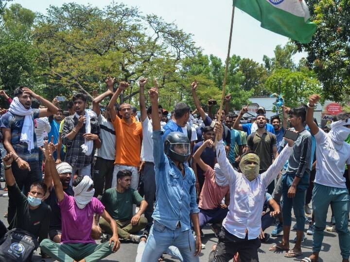रांची में अग्निपथ योजना का शांतिपूर्ण तरीके से विरोध करते अभ्यर्थी.