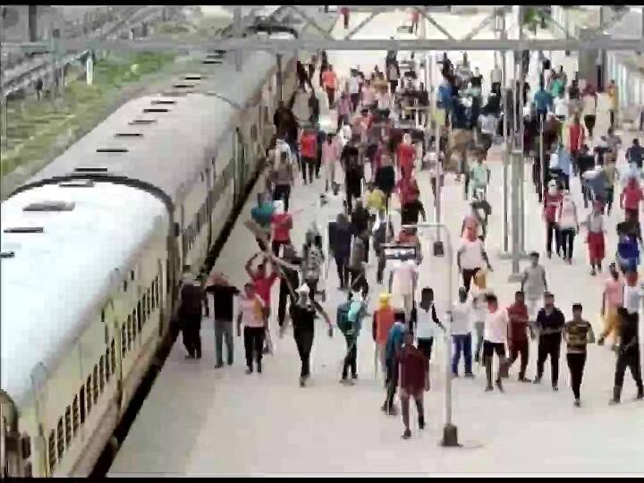 Agnipath Protest: Trains Set Ablaze, Violence Continues In Bihar And Uttar Pradesh | Latest Update Agnipath Protest: Trains Set Ablaze, Violence Continues In Bihar And Uttar Pradesh | Latest Update