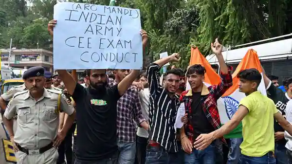 Agnipath Scheme Protest: सेना में भर्ती के नए नियम के खिलाफ Varanasi में हंगामा..देखिए EXCLUSIVE तस्वीरें