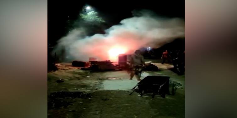 Harassment during road repairing works, fire broke out in pitched drums Howrah: রাস্তার কাজ চলার সময় বিপত্তি, পিচভর্তি ড্রামে দাউদাউ আগুন