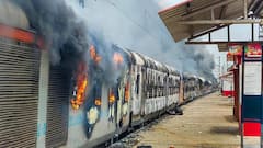 दानापुर स्टेशन पर प्रदर्शनकारियों ने ट्रेन को 'द बर्निंग ट्रेन' में बदल दी, पूरी ट्रेन जलकर हुई खाक